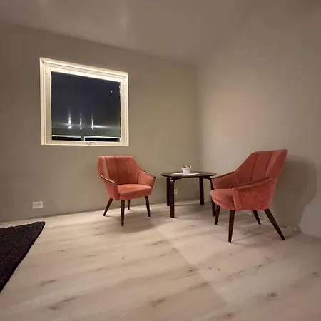 Σπίτι διακοπών Flott Enebolig Naer Naturen